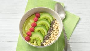 Grüne Smoothie-Bowl mit Avocado und Kiwi