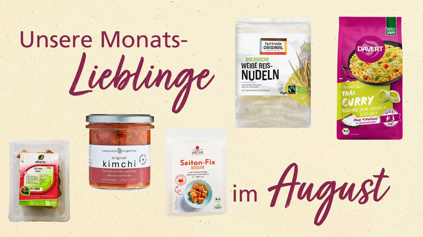 Das Bild zeigt eine Collage von verschiedenen veganen Lebensmitteln, die als „Monatslieblinge im August“ beworben werden. Es sind verschiedene Produkte abgebildet, darunter Seitan, Kimchi, Reisnudeln und ein Thai-Curry-Fertiggericht. Die Produkte sind vor einem hellen, beigefarbenen Hintergrund arrangiert, und der Text „Unsere Monats-Lieblinge im August“ ist prominent platziert. Das Bild wirkt werbeorientiert und soll die Produkte appetitlich präsentieren.