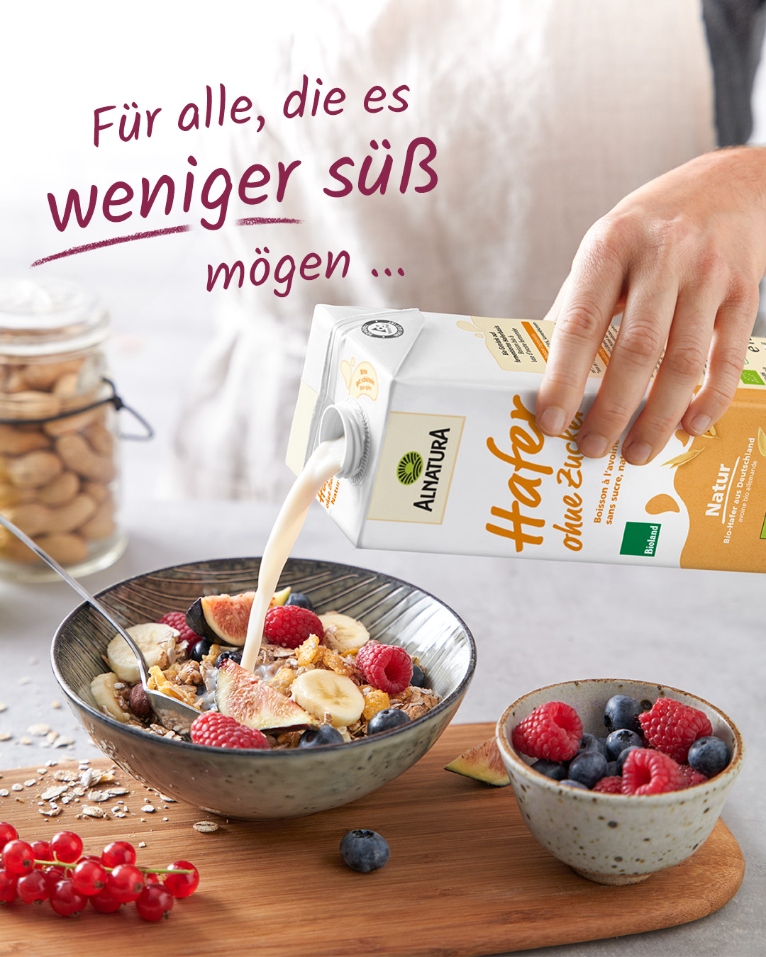 Alnatura Haferdrink ohne Zucker wird auf ein Müsli gegossen mit Schriftzug "Für alle, die es weniger süß mögen ..."