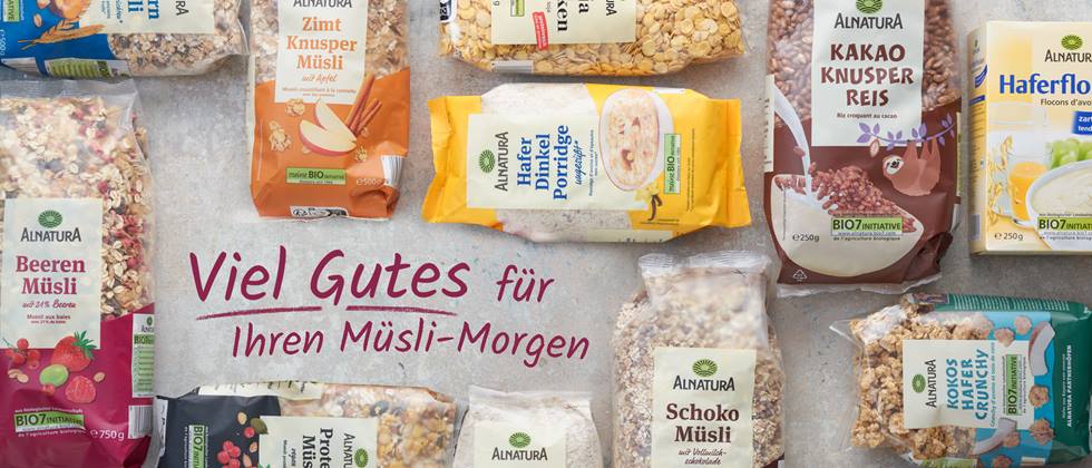 Verschiedene Packungen Alnatura Müsli mit Text "Viel Gutes für Ihren Müsli-Morgen"