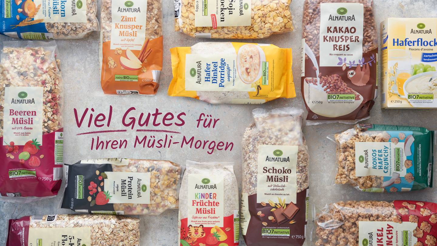 Verschiedene Packungen Alnatura Müsli mit Text "Viel Gutes für Ihren Müsli-Morgen"