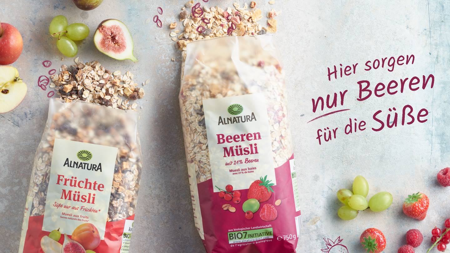 Alnatura Früchte-Müsli und Beeren-Müsli mit Schriftzug "Hier sorgen nur Beeren für die Süße"