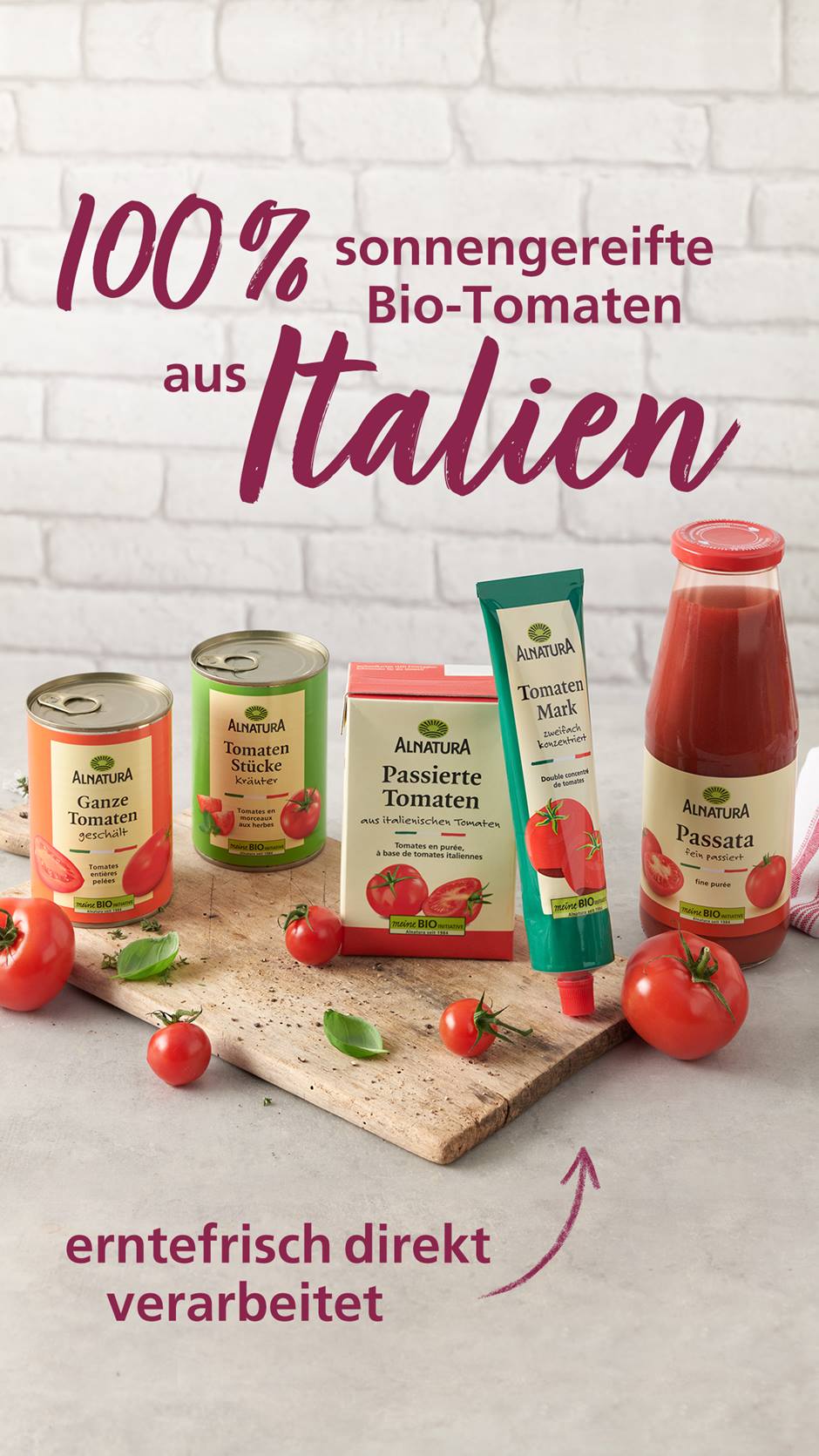 Verschiedene Alnatura Bio-Tomatenprodukte mit Text "100 % sonnengereifte Bio-Tomaten aus Italien - erntefrisch direkt verarbeitet"