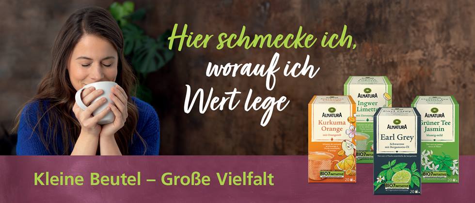 Eine Frau führt genüsslich eine Teetasse an den Mund. Vor ihr stehen vier verschiedene Teepackungen der Marke Alnatura mit den Sorten Kurkuma-Orange, Ingwer-Limette, Grüner Tee Jasmin und Earl Grey. Dazu der Text „Hier schmecke ich, worauf ich Wert lege“ und „Kleine Beutel – Große Vielfalt“.