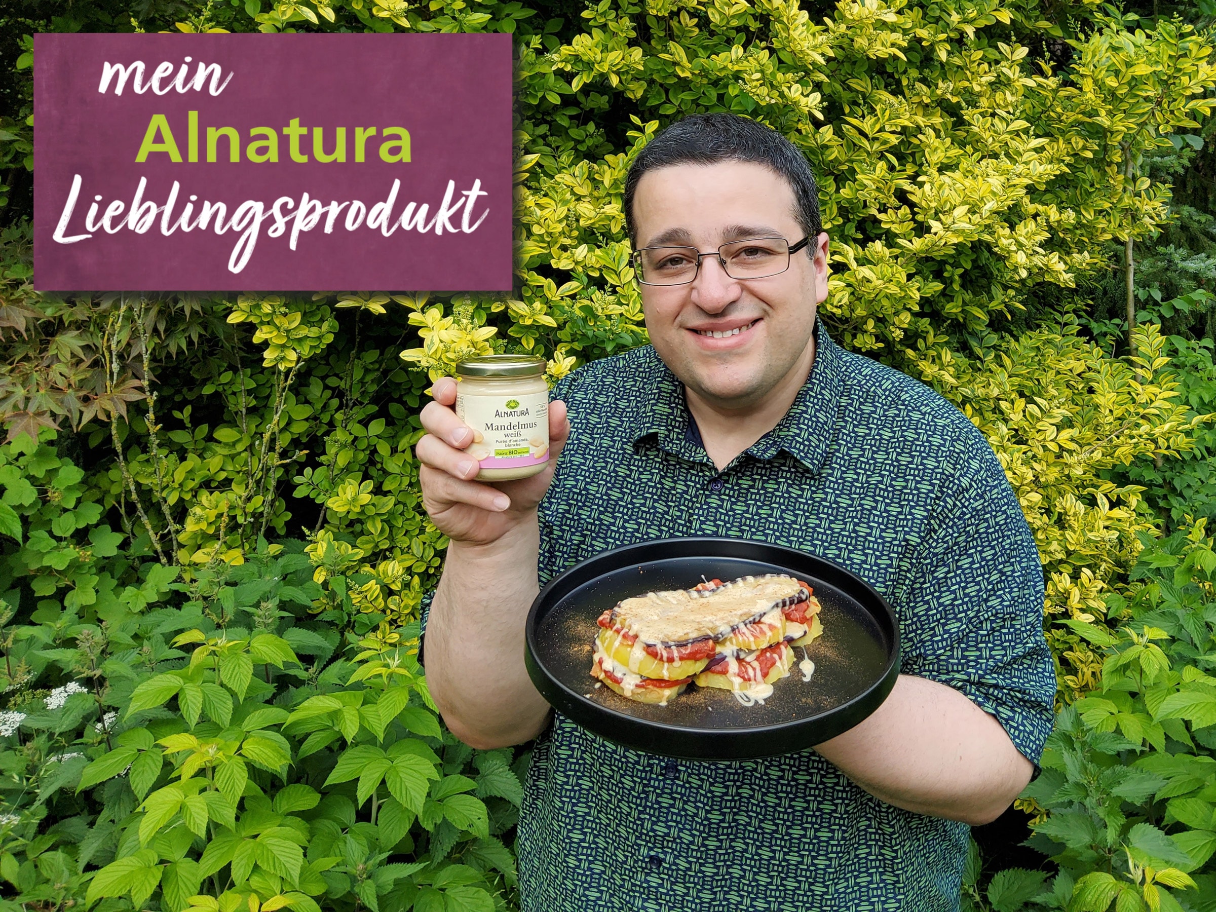 Alnatura Kunde Amir hält sein Lieblingsprodukt Alnatura Weißes Mandelmus in die Kamera.