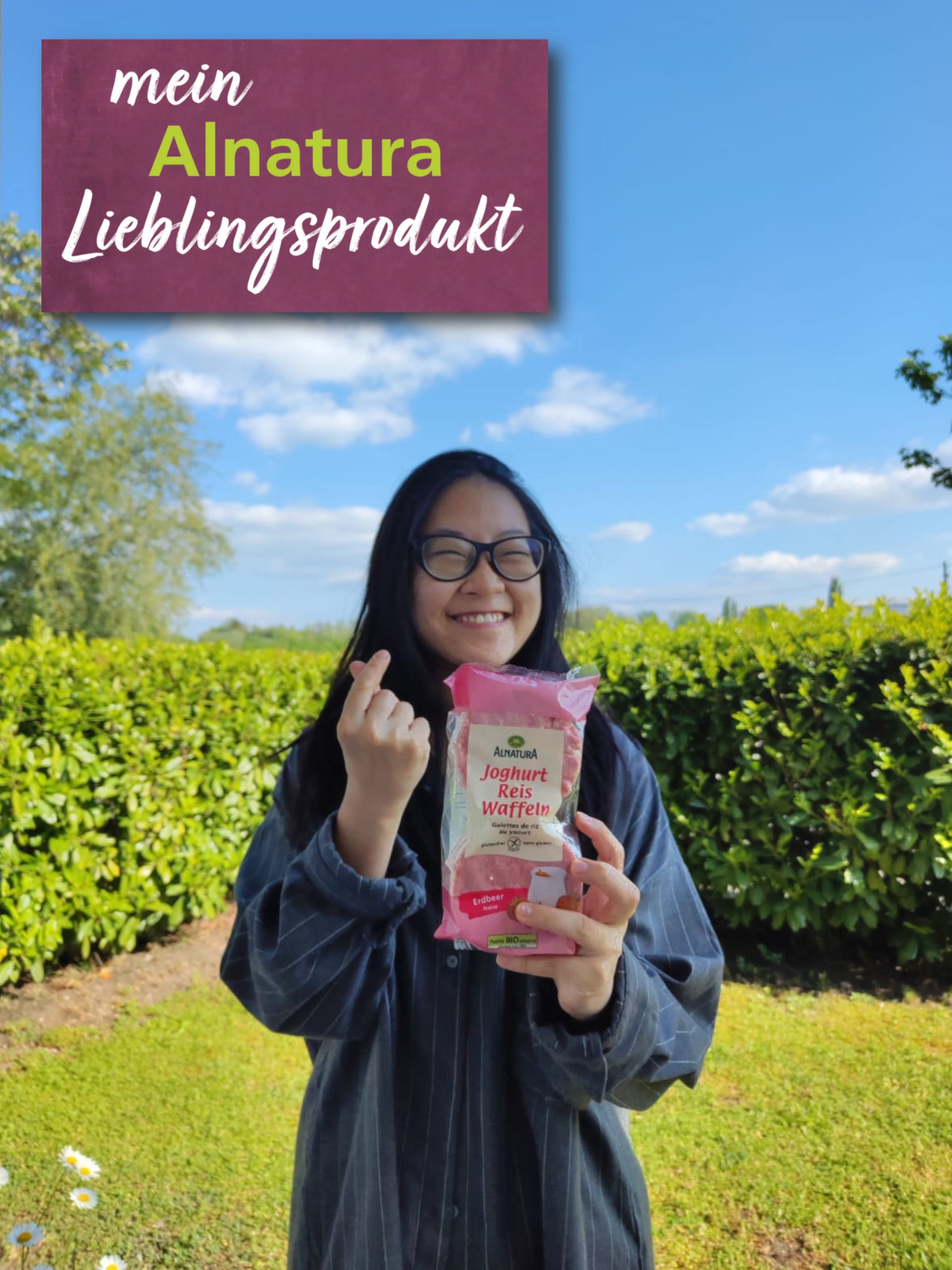 Alnatura Kundin Anastassiya hält ihr Alnatura Lieblingsprodukt Joghurt Reiswaffeln in die Kamera