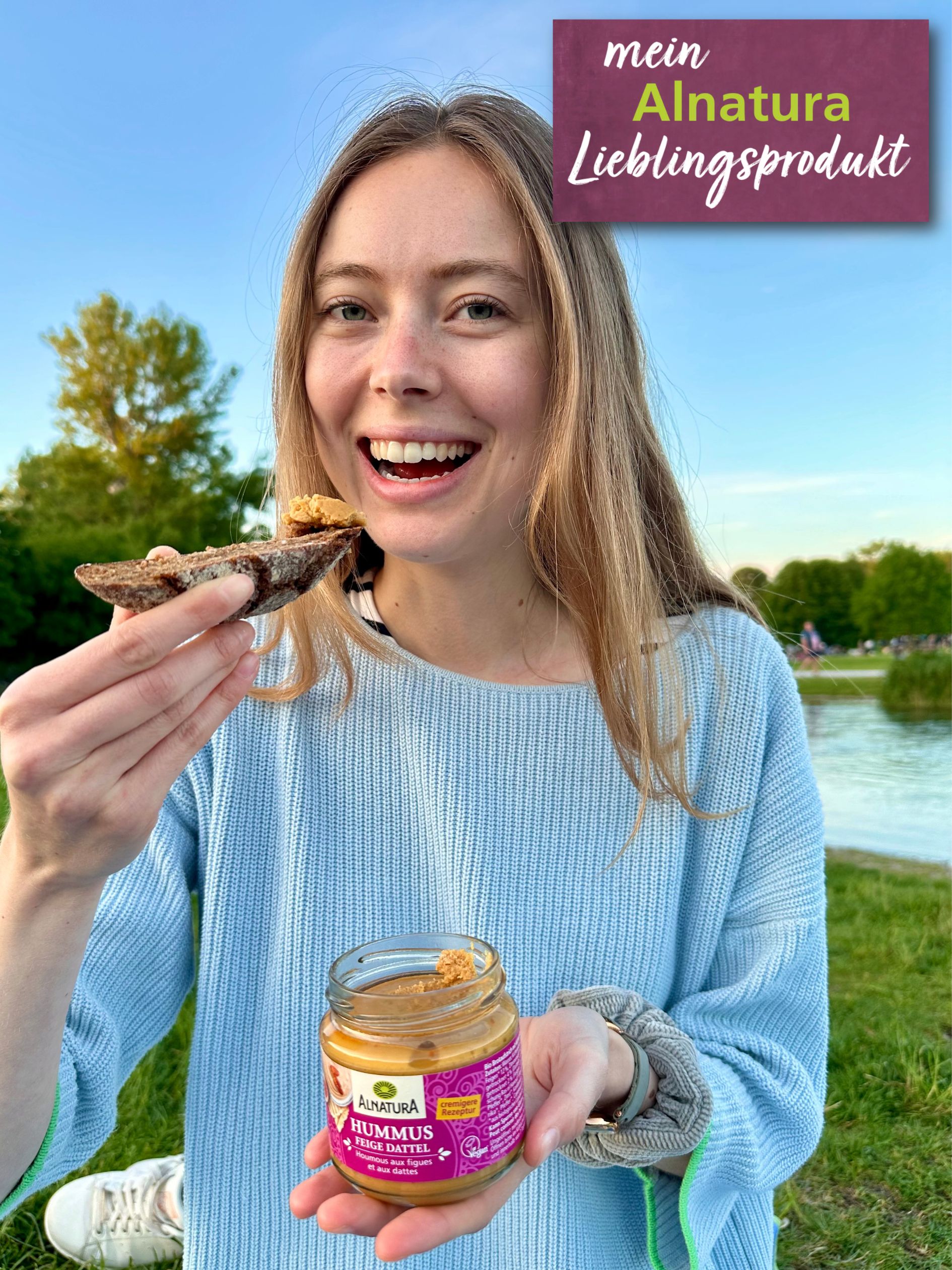 Alnatura Kundin Celine hält ihr Alnatura Lieblingsprodukt Hummus Feige Dattel in die Kamera.