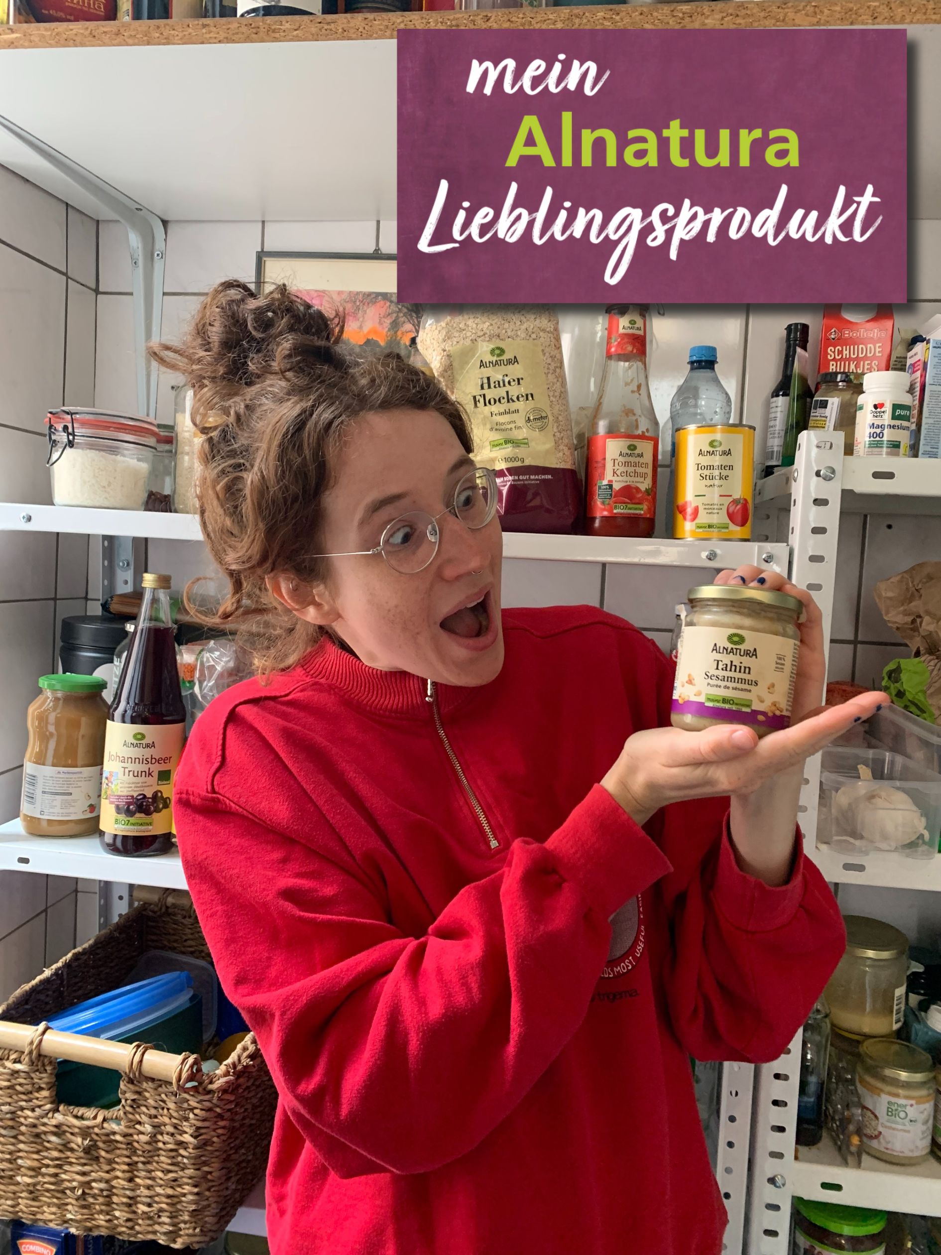 Alnatura Kundin Charlotte hält ihr Alnatura Lieblingsprodukt Tahin (Sesammus) in die Kamera.