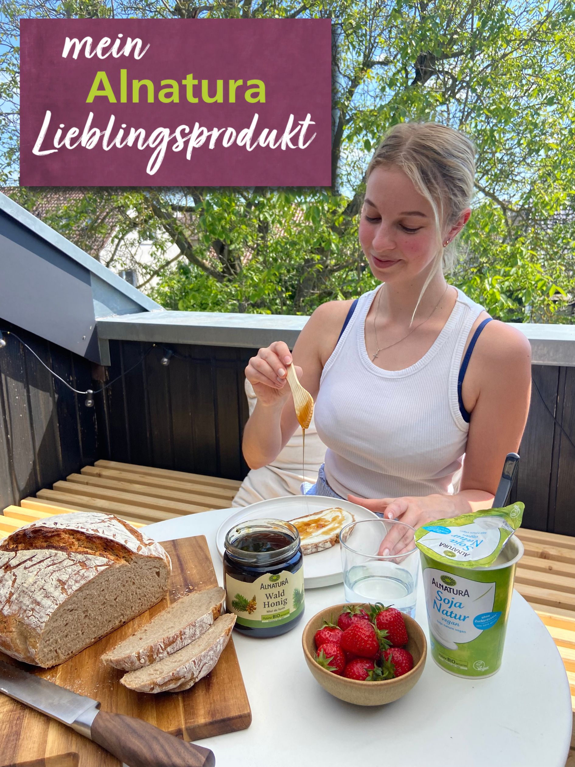 Alnatura Kundin Emma sitzt auf ihrem Balkon und schmiert sich ein Brot mit ihrem Lieblingsprodukt, dem Alnatura Waldhonig, der vor ihr auf dem Tisch steht.