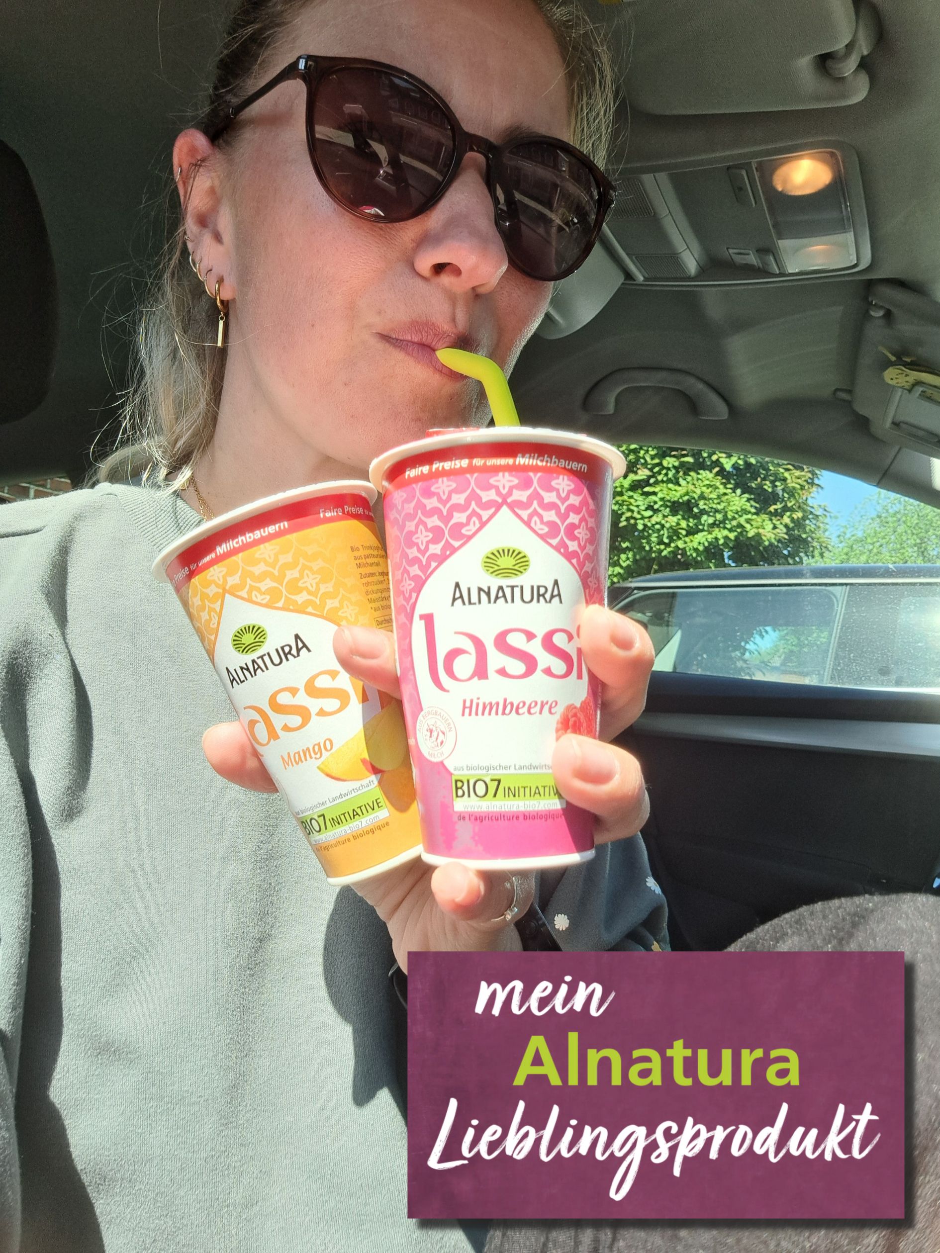 Alnatura Kundin Franziska hält ihre Alnatura Lieblingsprodukte, den Lassi Mango und den Lassi Himbeere, in die Kamera.
