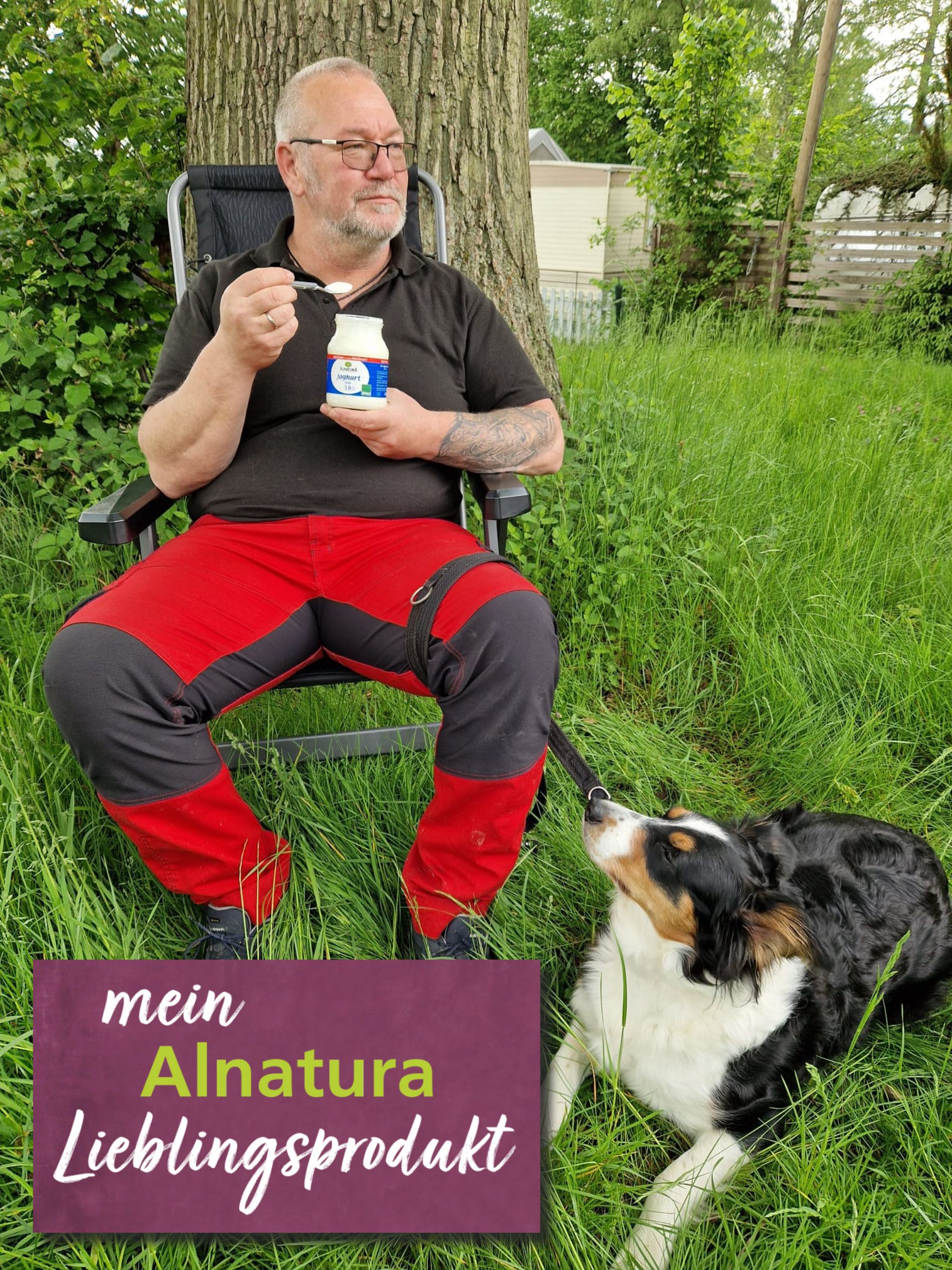 Alnatura Kunde Joachim sitzt mit seinem Hund auf einer Wiese und genießt sein Alnatura Lieblingsprodukt, das milde Joghurt. 