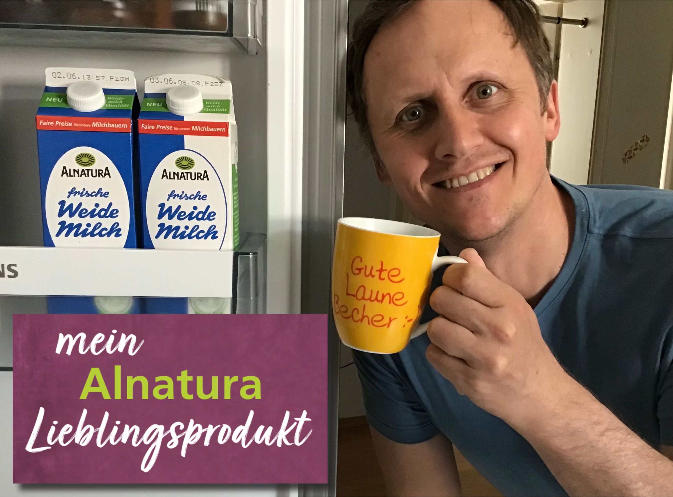 Alnatura Kunde Lars steht lächelnd vor seinem Kühlschrank. Darin steht sein Alnatura Lieblingsprodukt, die frische Weidemilch.
