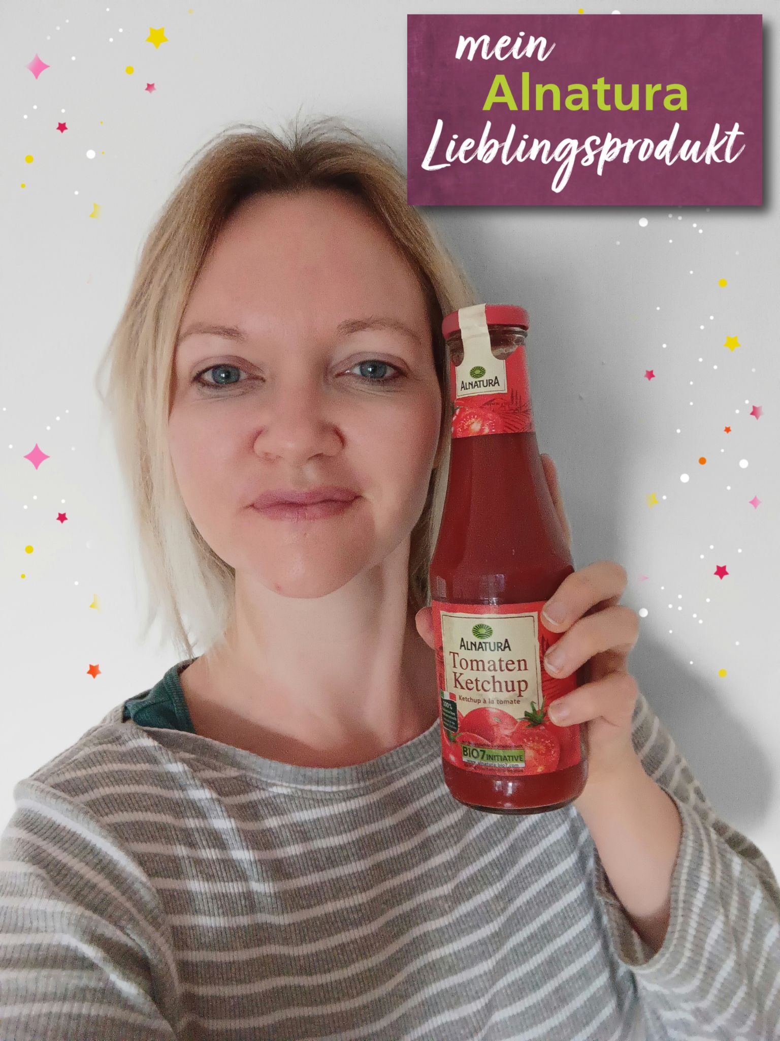 Alnatura Kundin Melanie hält ihr Alnatura Lieblingsprodukt, den Alnatura Tomatenketchup in die Kamera.