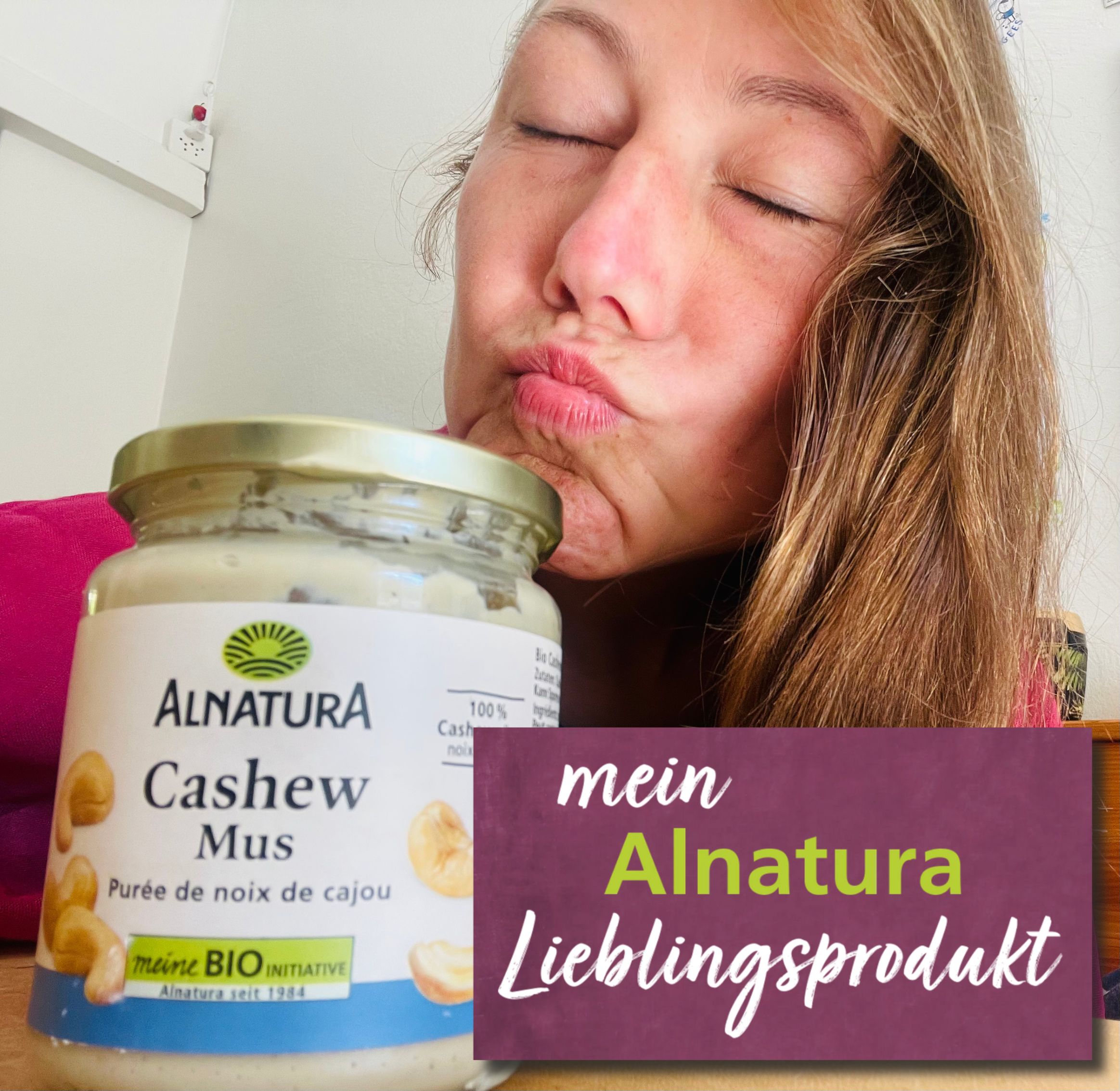 Alnatura Kundin Nadine hält ihr Alnatura Lieblingsprodukt Cashewmus in die Kamera.