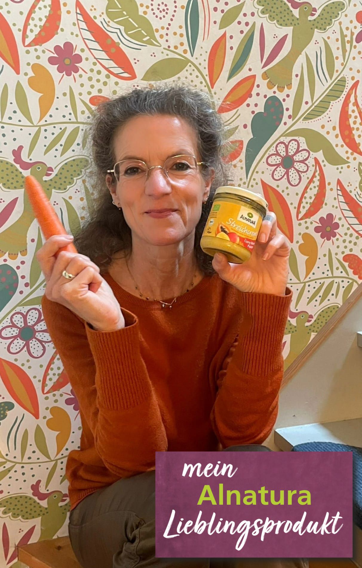 Alnatura Kundin Silke hält ihr Alnatura Lieblingsprodukt Streichcreme Curry-Mango-Papaya in die Kamera.