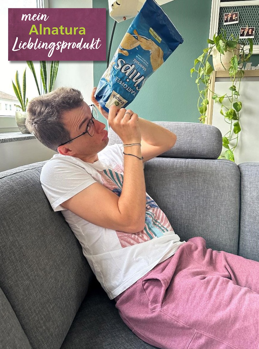 Alnatura Kunden Wendelin blickt enttäuscht in eine leere Tüte Alnatura Chips mit Meersalz