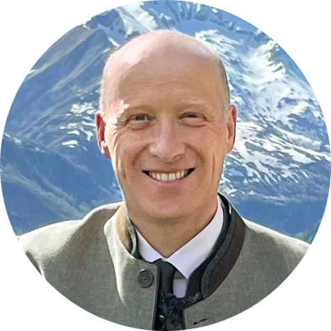 Rundes Porträt des Kärntner Bio-Landwirts Simon Steiner