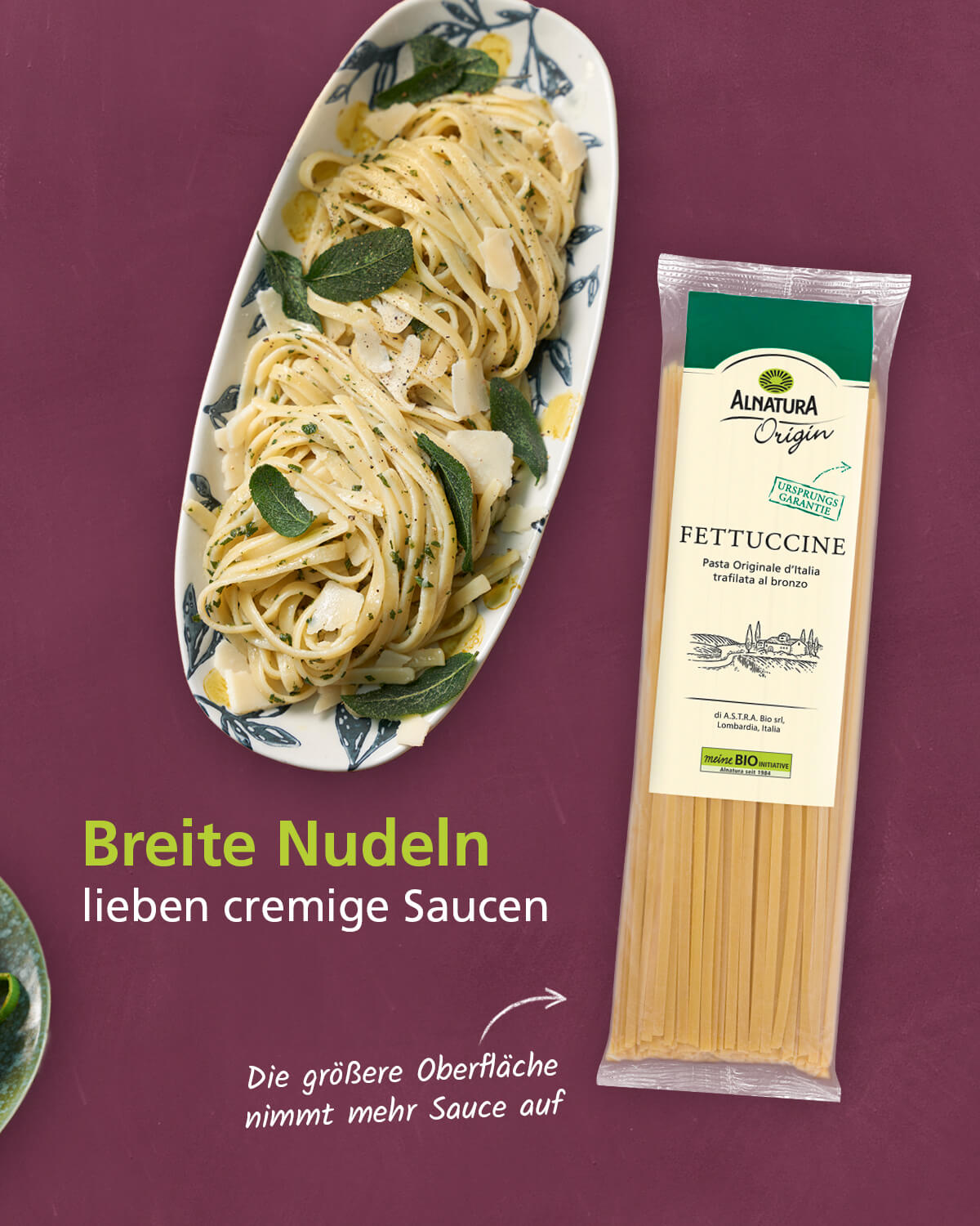 Es ist eine Packung Alnatura Origin Fettuccine und ein Teller mit zubereiteten Fettuccine garniert mit Parmesan und Minzblättern zu sehen. Die Überschrift sagt "Breite Nudeln lieben cremigen Saucen" und ein Infotext "Die größere Oberfläche nimmt mehr Sauce auf"