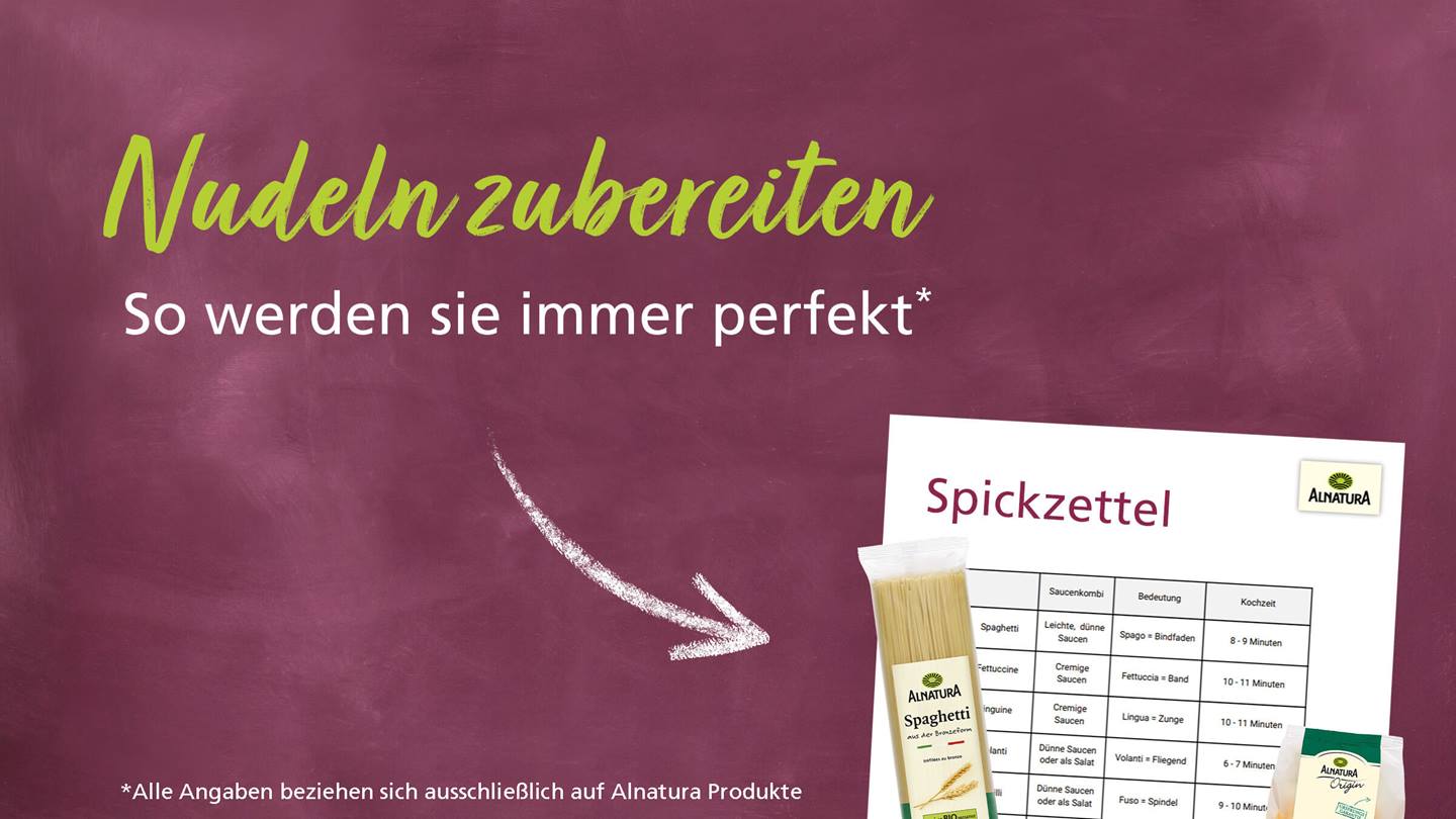 Das Bild zeigt einen dunkelroten Hintergrund, der wie eine Tafel aussieht. Darauf sind die Überschriften „Nudeln zubereiten“ und „So werden sie immer perfekt" zu sehen. Dargestellt sind außerdem zwei Packungen Nudeln der Marke Alnatura. Das Ganze wirkt wie eine Rezeptanleitung für Nudeln.