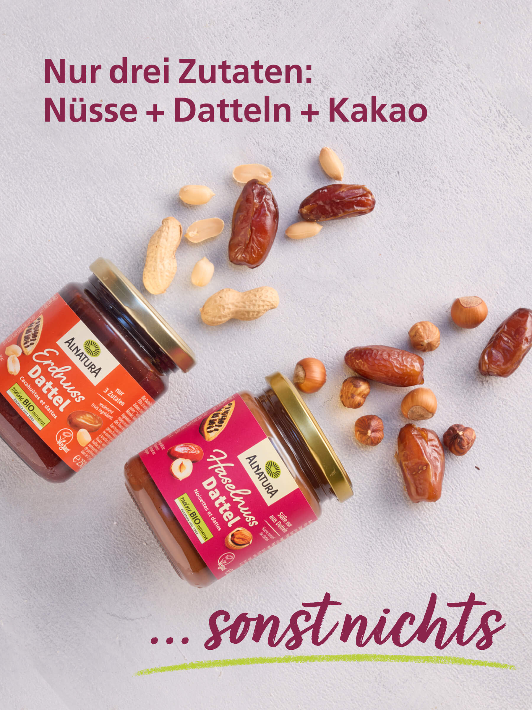 Zwei Alnatura Nussmus-Gläser liegend auf einem hellen Untergrund: in den Sorten Erdnuss-Dattel und Haselnuss-Dattel. Dazu der Text: "Nur drei Zutaten: Nüsse + Datteln + Kakao …sonst nichts"