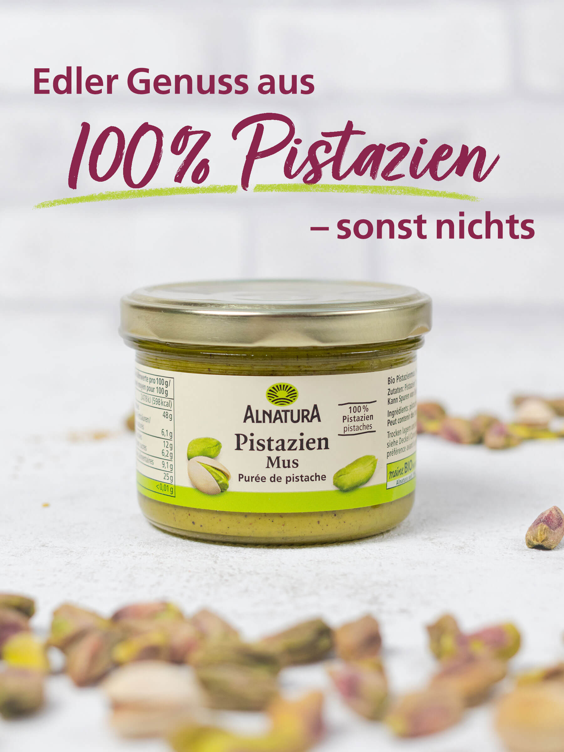 Ein Glas Alnatura Pistazien-Mus steht auf einem hellen Untergrund. Dazu der Text: "Edler Genuss aus 100 % Pistazien - sonst nichts"