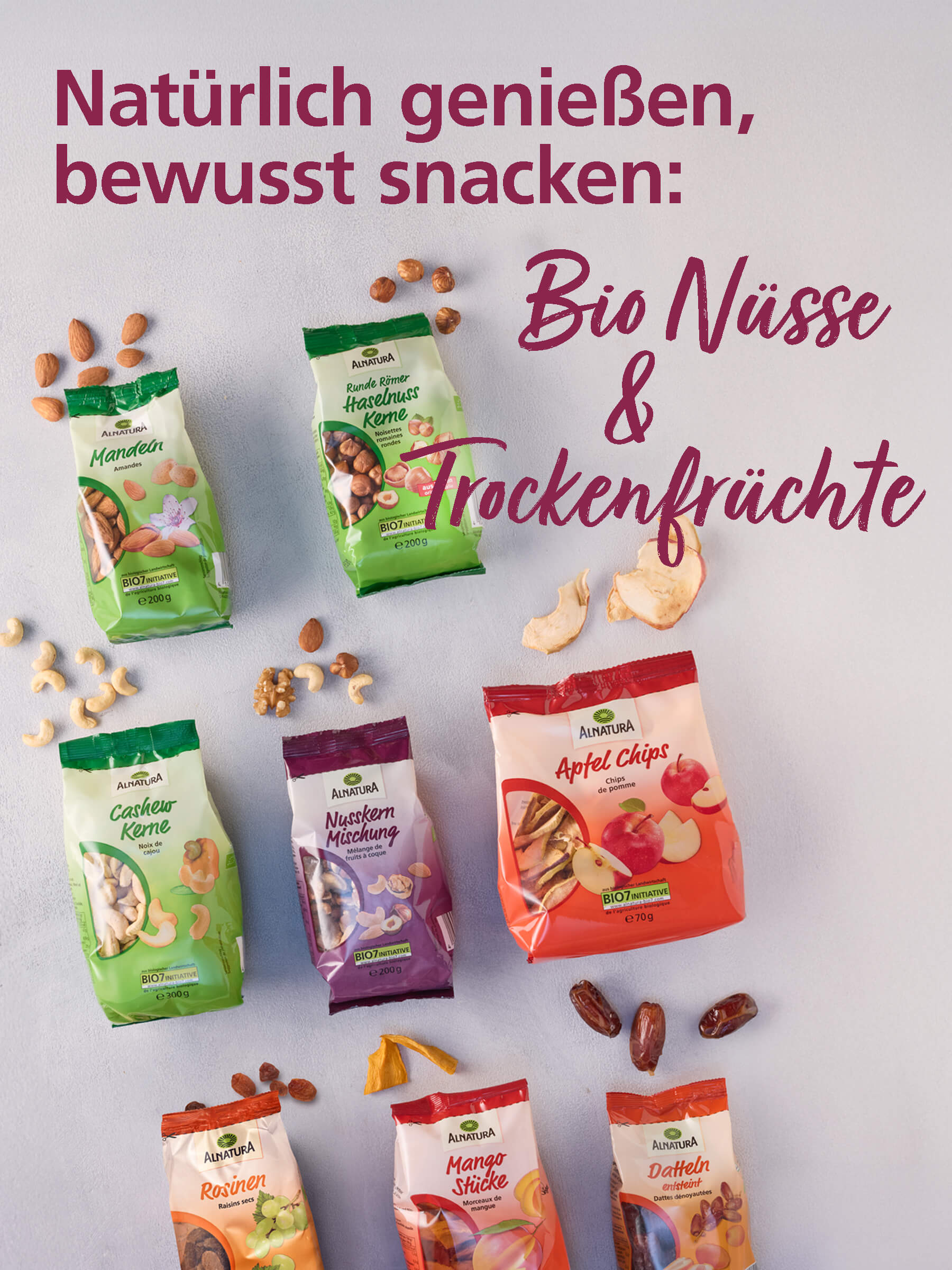 Acht Alnatura Produkte liegend auf einem hellen Untergrund: Mandeln, Haselnuss-Kerne, Cashew-Kerne, Nusskern-Mischung, Apfel-Chips, Rosinen, Mangostücke und Datteln. Dazu der Text: "Natürlich genießen, bewusst snacken: Bio Nüsse & Trockenfrüchte"