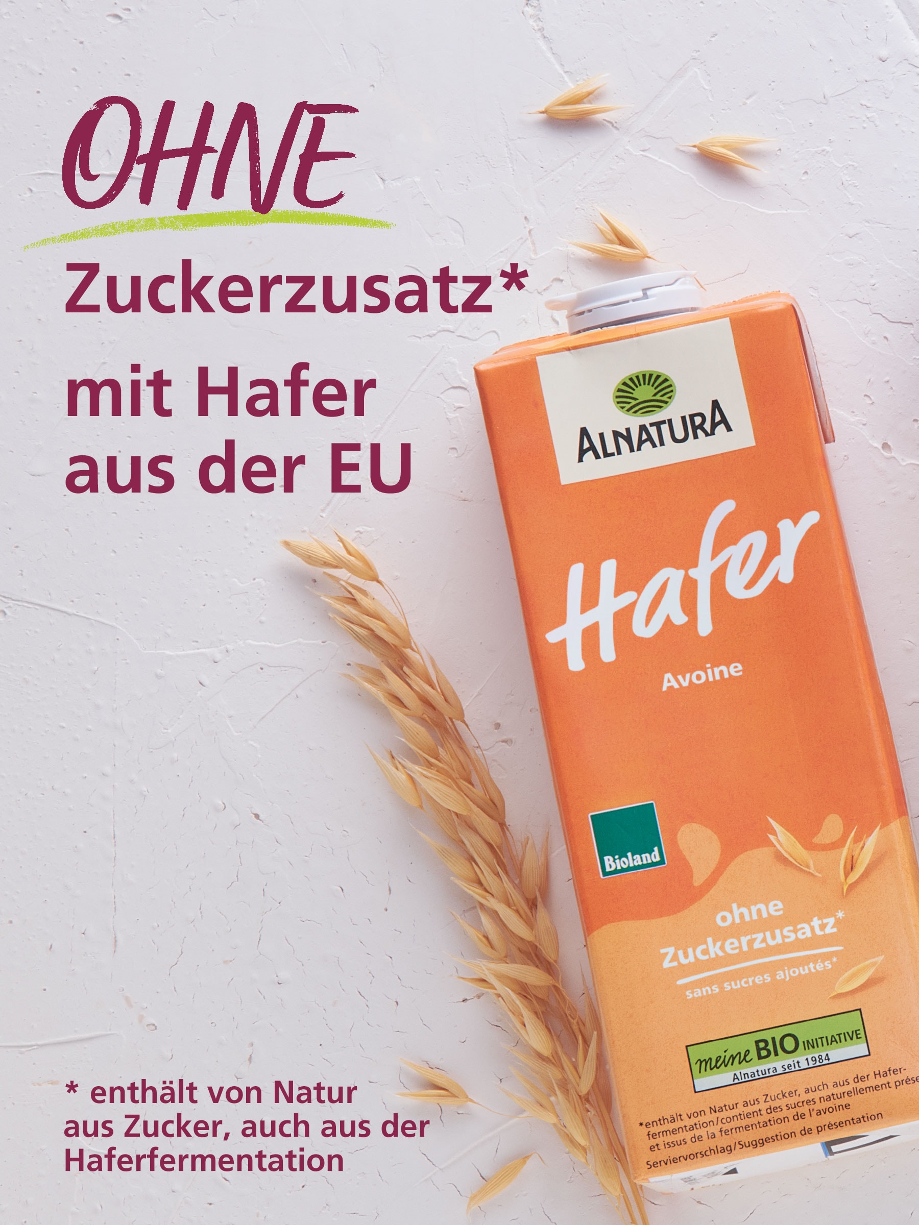 Alnatura Bio-Milchersatzprodukte: Hafer-Drink auf hellem Hintergrund. 