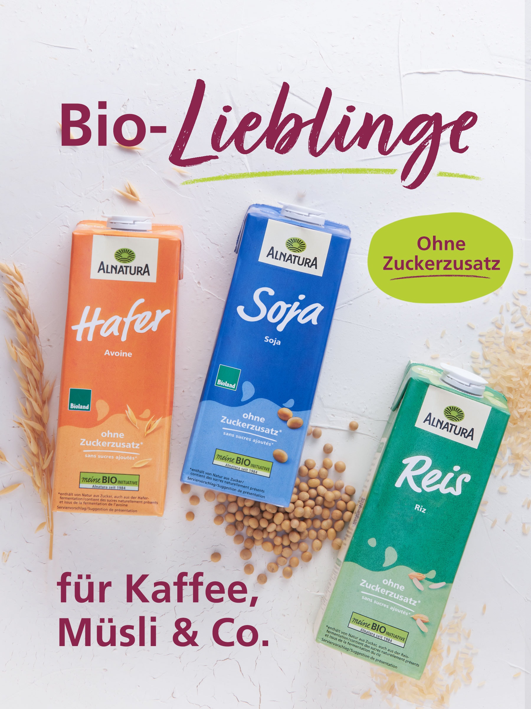 Drei Alnatura Bio-Milchersatzprodukte: Hafer-Drink, Soja-Drink und Reis-Drink auf hellem Hintergrund. Text: "Bio-Lieblinge für Kaffee, Müsli & Co."