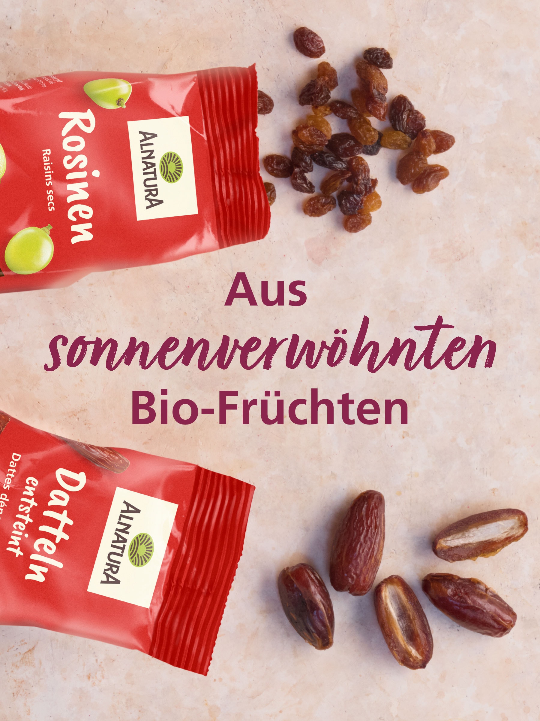 Zwei Alnatura Produkte auf hellem Grund liegend: Rosinen und Datteln. Neben den Verpackungen liegen jeweils einzelne Rosinen und Datteln. Text: "Aus sonnenverwöhnten Bio-Früchten"