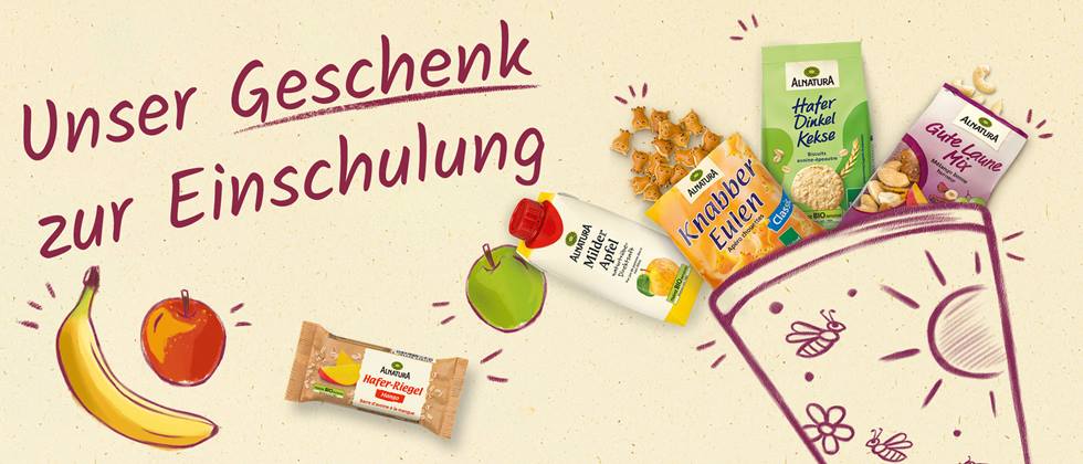 Unser Geschenk zur Einschulung: Eine gepackte Schultüte. Auf der rechten Seite ist eine illustrierte Schultüte aus der Alnatura Produkte schauen. Links ist eine illustrierte gelbe Banane, ein roter und ein grüner Apfel.  Zwischen den beiden Äpfeln ist der Alnatura Haferregel Mango.