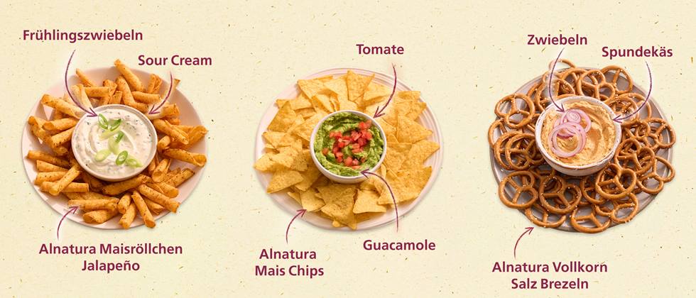 Drei Snackplatten mit Maisröllchen Jalapeño und Sour Cream, Mais Chips mit Guacamole und Tomate sowie Salzbrezeln mit Spundekäs und Zwiebeln.