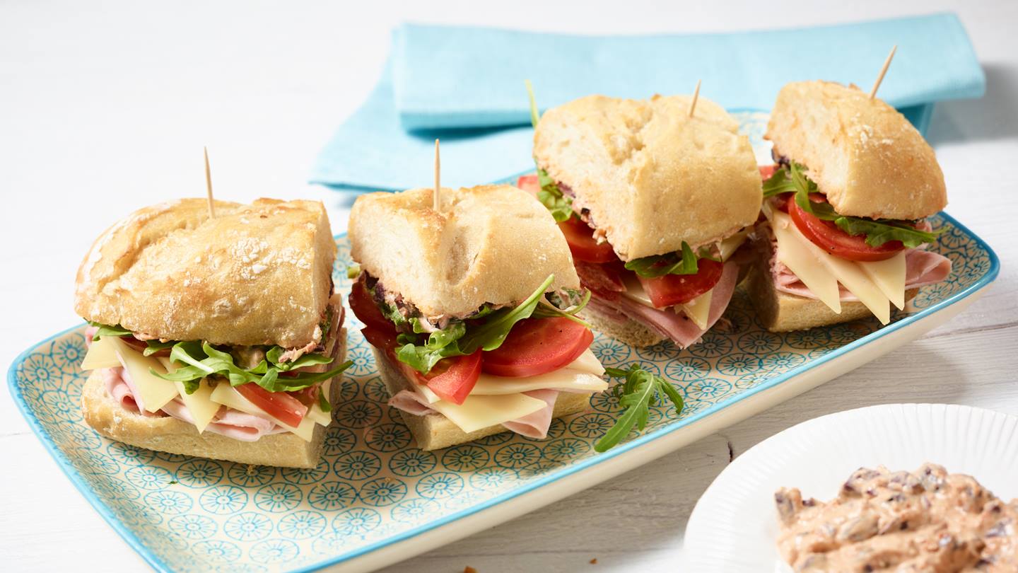 Belegte Brötchen mit Wurst, Käse, Tomaten und Salat bei Alnatura kaufen