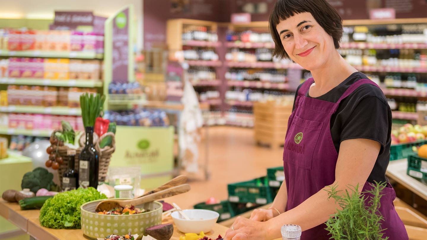 Alnatura KostBar: Verena beim Kochen