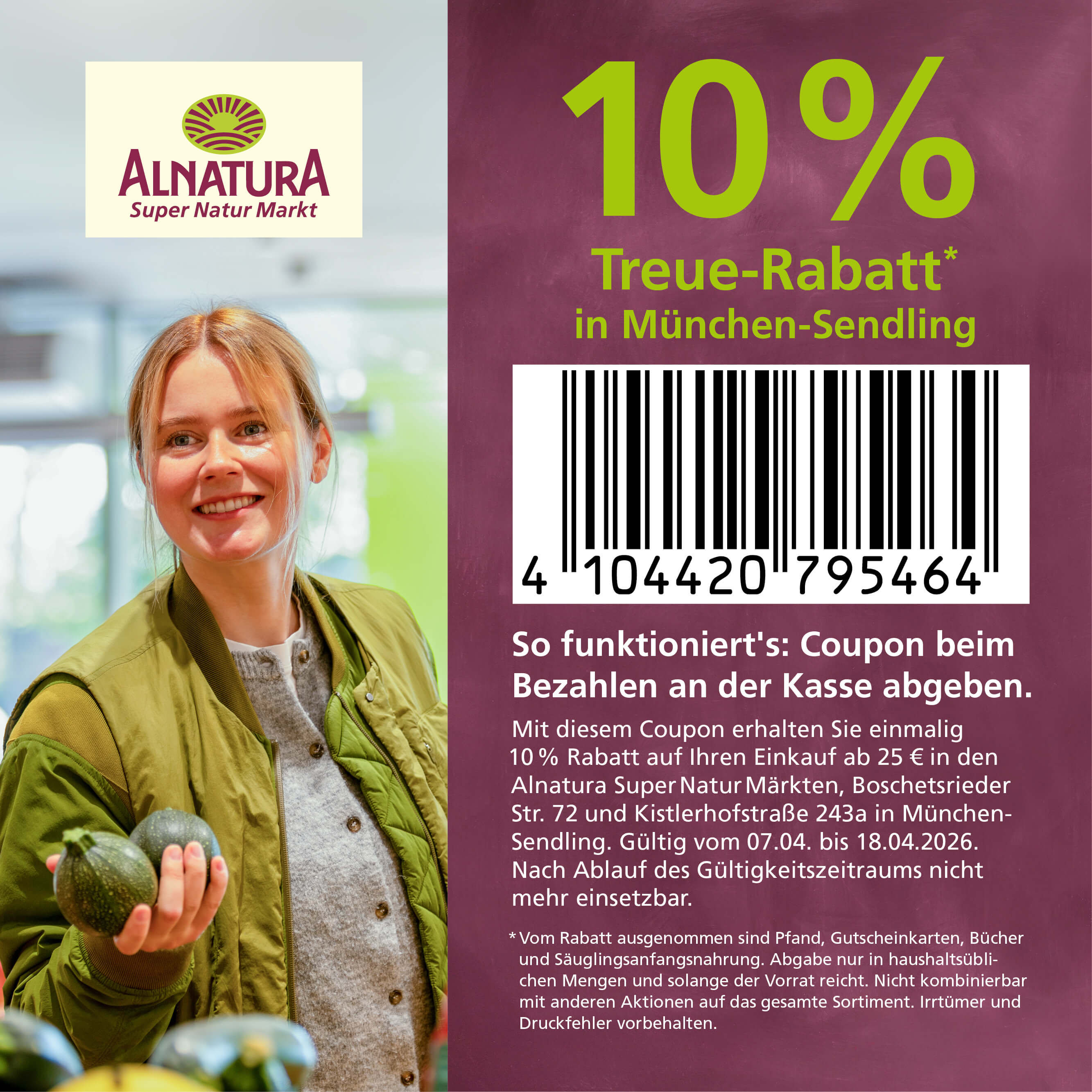 Frau mit grüner Jacke hält zwei Avocados in der Hand vor einem Supermarkt mit Alnatura-Logo und einem Coupon für 10 Prozent Treue-Rabatt in München-Sendling mit Barcode und Textinformationen.