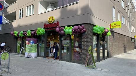 Außenansicht des Alnatura Super Natur markts in Berlin-Neukölln mit Luftballon-Girlande