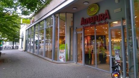 Eingang des Alnatura Super Natur Markts von außen