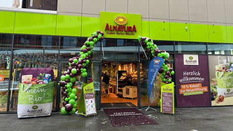Der mit Luftballons und einer aufgeblassenen großen Einkaufstasche geschmückte Eingang des Alnatura Super Natur Markts in Ingolstadt in der Levelingstraße 3 am Audi-Kreisel