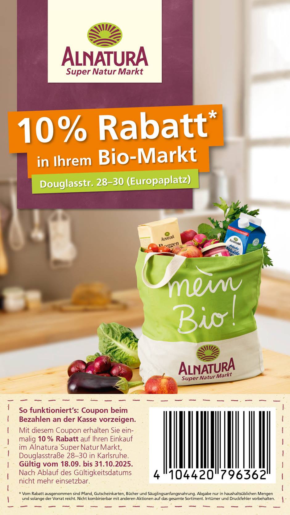 Das Bild zeigt einen Werbegutschein für 10% Rabatt in einem Alnatura Super Natur Markt in Karlsruhe-Innenstadt. Der Gutschein ist vom 18.09. bis 31.10.2025 gültig. Das Bild zeigt eine grüne Einkaufstasche mit Bio-Lebensmitteln, die den Rabatt bewerben. Im Hintergrund ist eine unscharfe Küche zu sehen.