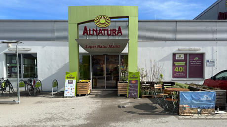 Eingang des Alnatura Super Natur Markts in München-Trudering