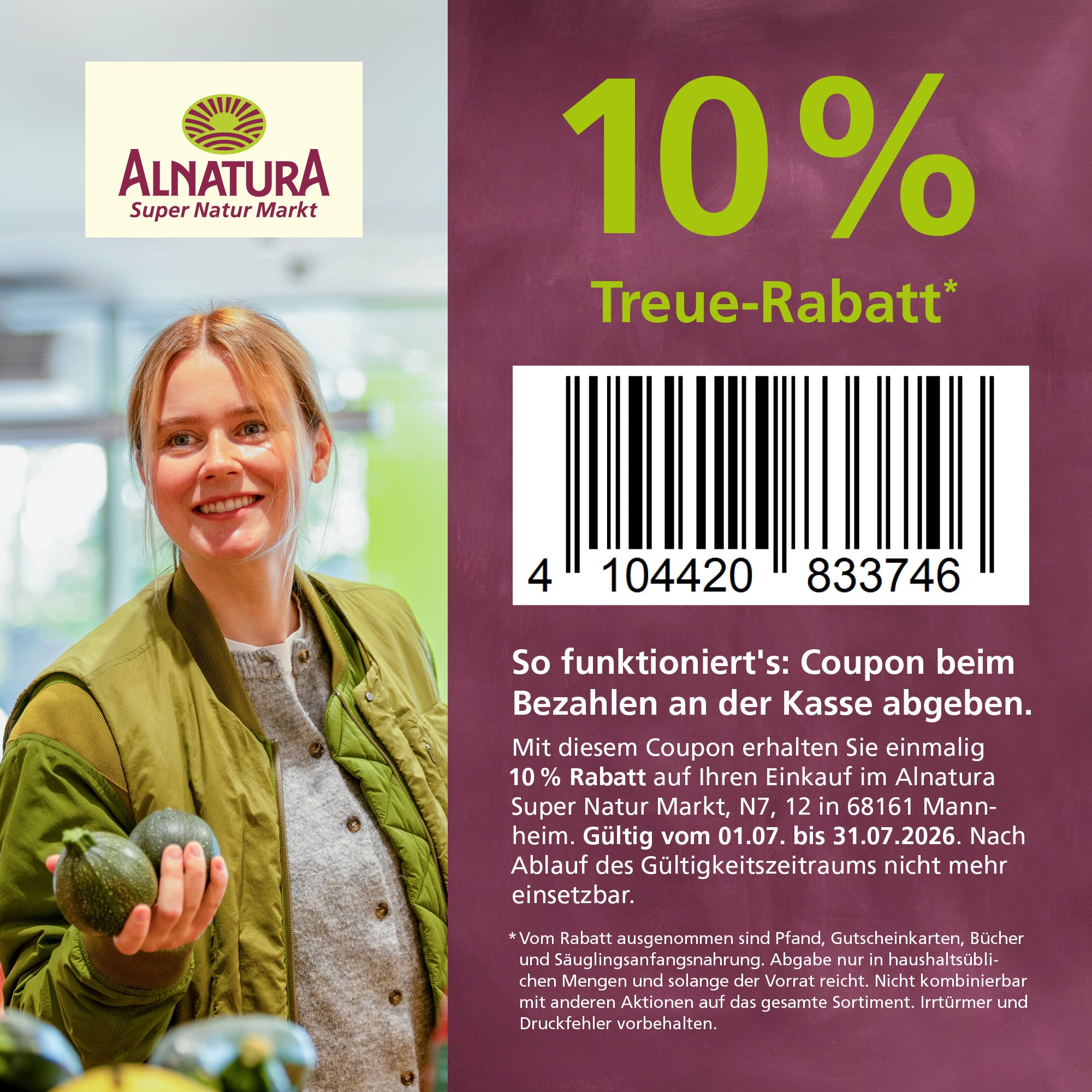 Frau mit grüner Jacke hält Avocado in der Hand, darüber ein Alnatura-Logo und Coupon mit 10 Prozent Treue-Rabatt und Barcode für den Bio-Markt in Mannheim vom  1.-31. Juli 2026.
