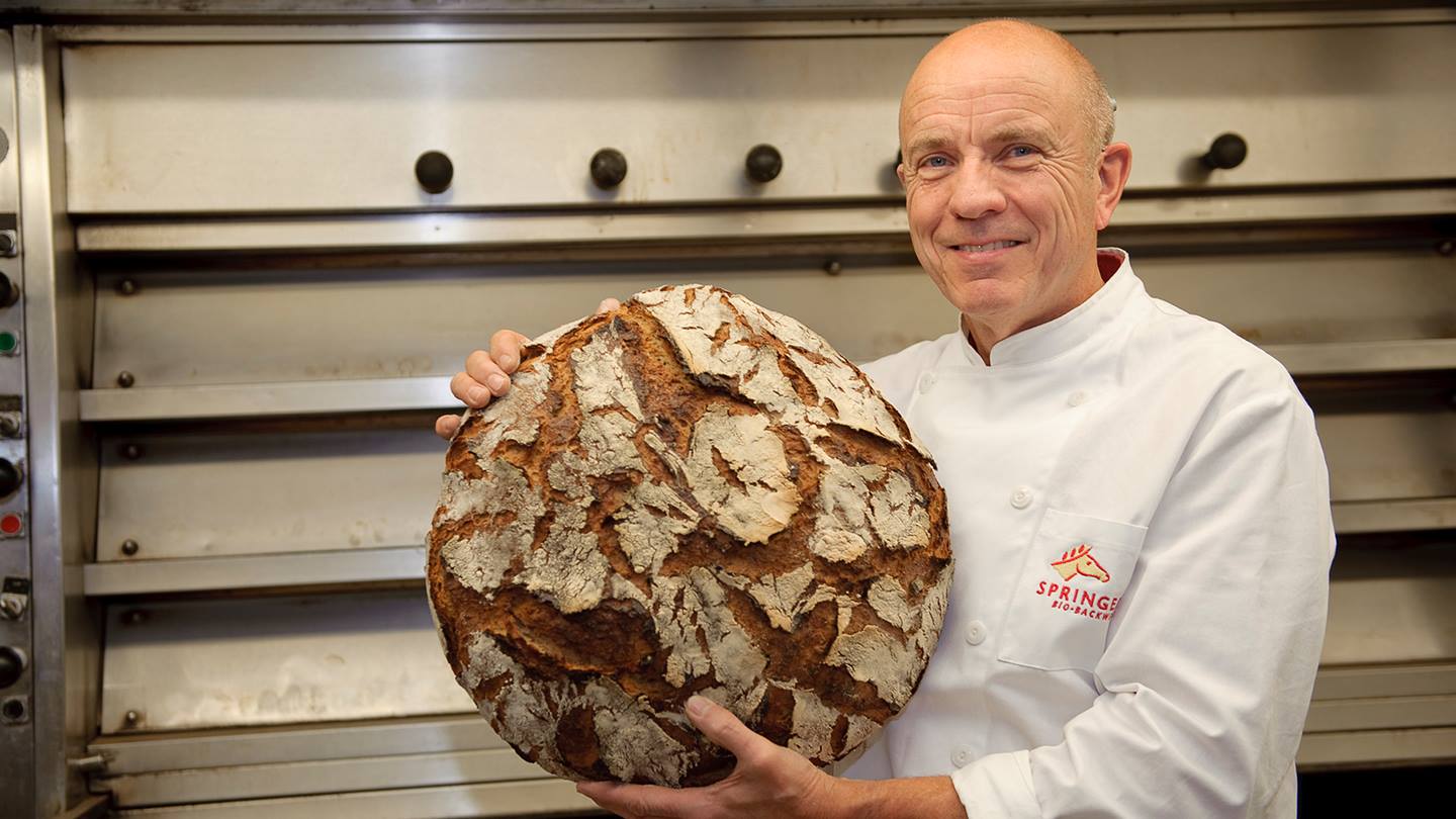 Bäcker präsentiert sein Bio-Brot