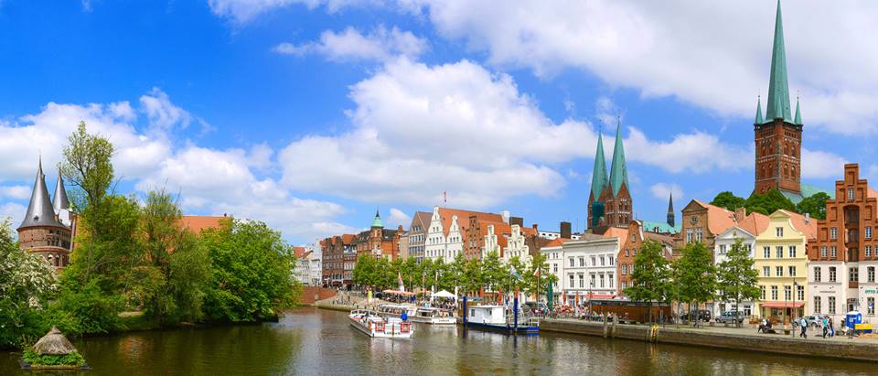 Alnatura Lübeck: Stadtpanorama von Lübeck mit Fluss Trave