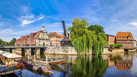 Alnatura Lüneburg: Fluss Ilmenau und Altstadt in Lüneburg
