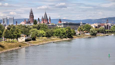 Alnatura Mainz: Flusslauf des Rheins in Mainz mit Stadtpanorama