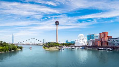 Alnatura Düsseldorf: Rhein in Düsseldorf mit Stadtpanorama