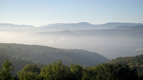 Alnatura Grenzach-Wyhlen: Berglandschaft mit Nebel in Grenzach-Wyhlen