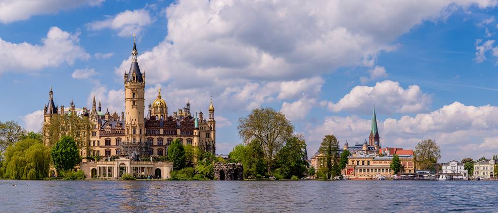Alnatura in Schwerin: Schweriner Schloss mit Wasser