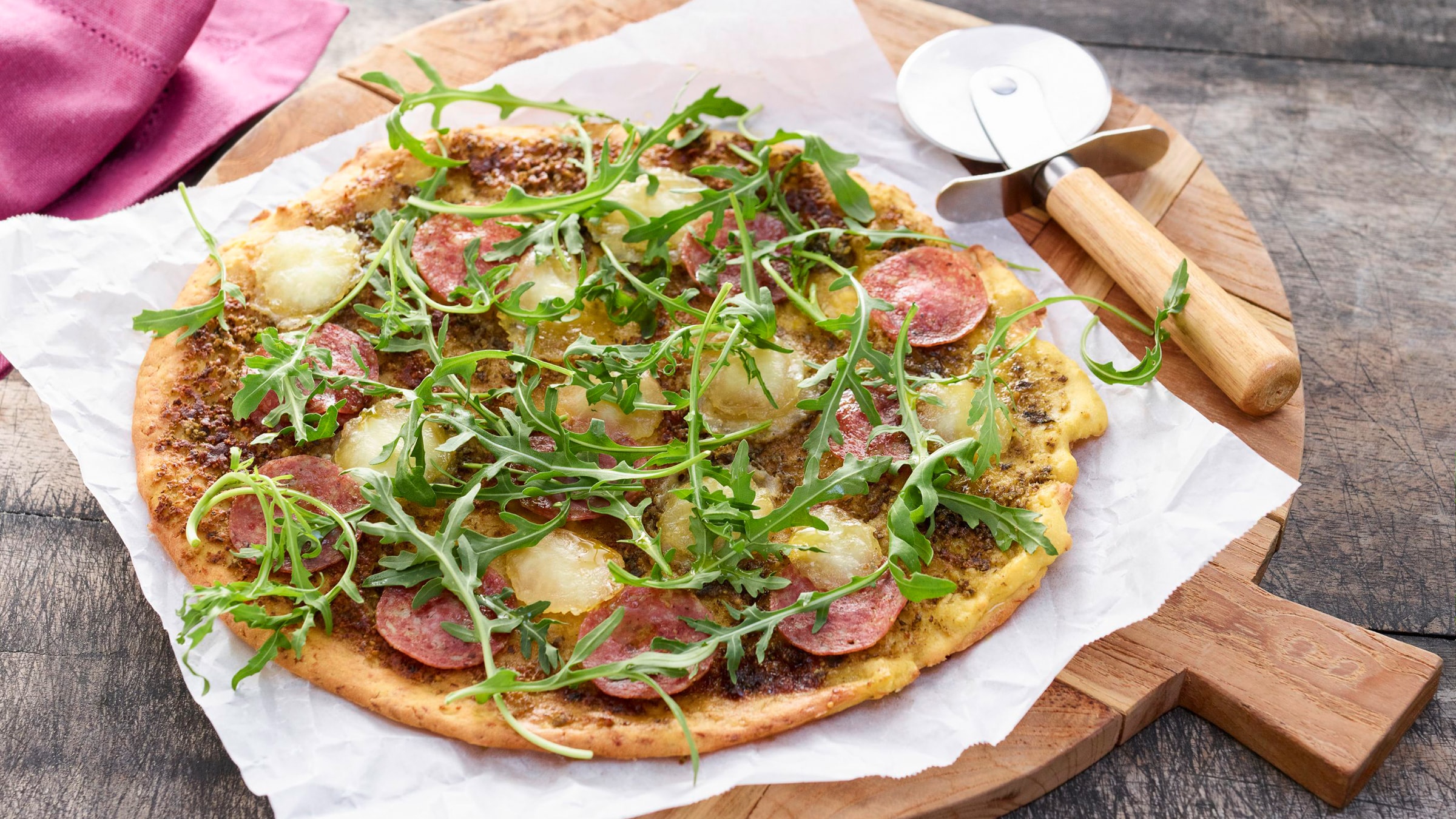 Salamipizza mit Blumenkohl-Boden glutenfrei