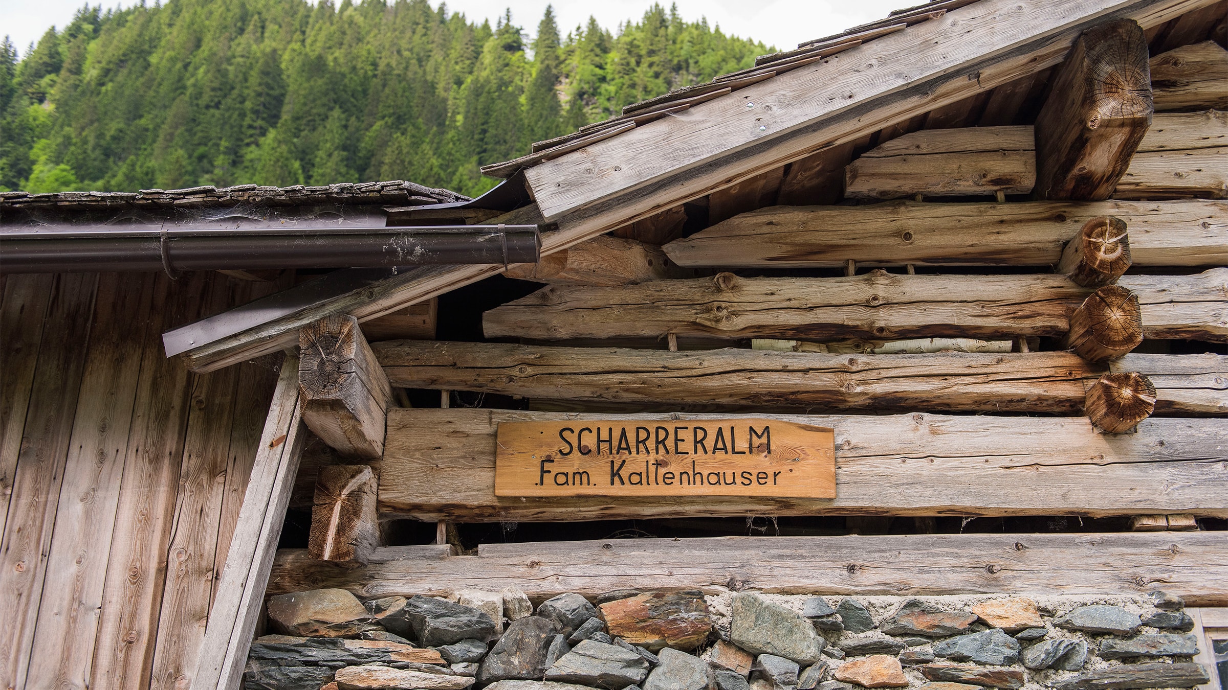 Alnatura Bergbauern-Produkte: Hütte mit Schild Scharreralm