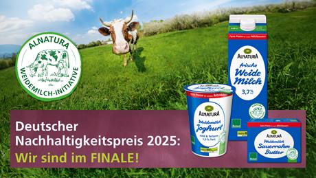 Im Weitwinkel fotografierte Kuh auf einer Weide, daneben drei Alnatura Weidemilch-Produkte und Text "Deutscher Nachhaltigkeitspreis 2025: Wir sind im FINALE!"